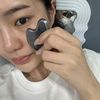 <콜라겐 펩타이드 브이핏 괄사크림 기획셋트>

중요한 약속 전 날! 촬영 전 날!
붓기 빼주는 콜라겐 펩타이드 브이핏 괄사크림 🤍

대용량에 합리적인 금액에 괄사까지 내장되어있어서
편하게 홈케어가능한 관리템
게다가 너무 잘 붓는 빵빵이인 저에게.. 최고인 붓기 완화에 좋은 단호박씨추출물과 가르시니아 열매 추출물이 함유되어서 붓기에 큰 도움이 된다고해요~
크림이 무겁지 않은 제형이라 바르고 마사지 해줘도 답답하지 않아요!!