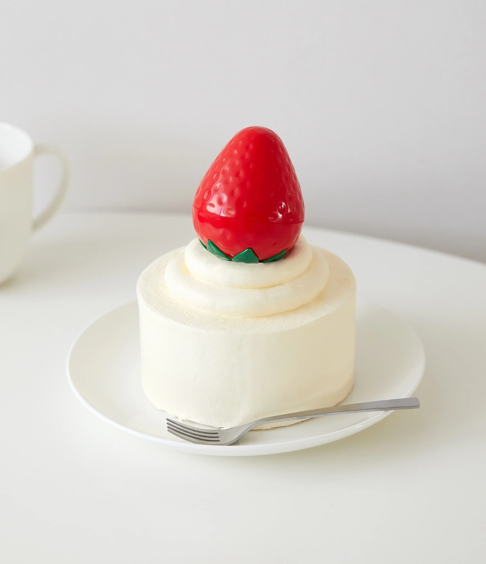 생생 딸기 핸드크림 연출 이미지