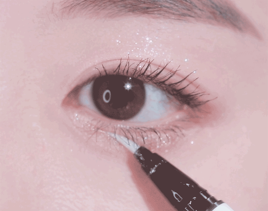 애교 빔 글리터 라이너(lovely beam glitter liner)